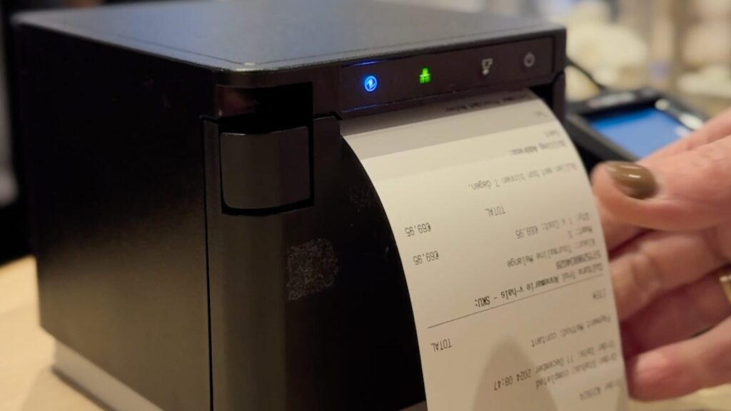 Er komt een bon uit de printer. Deze word uit de printer gepakt.