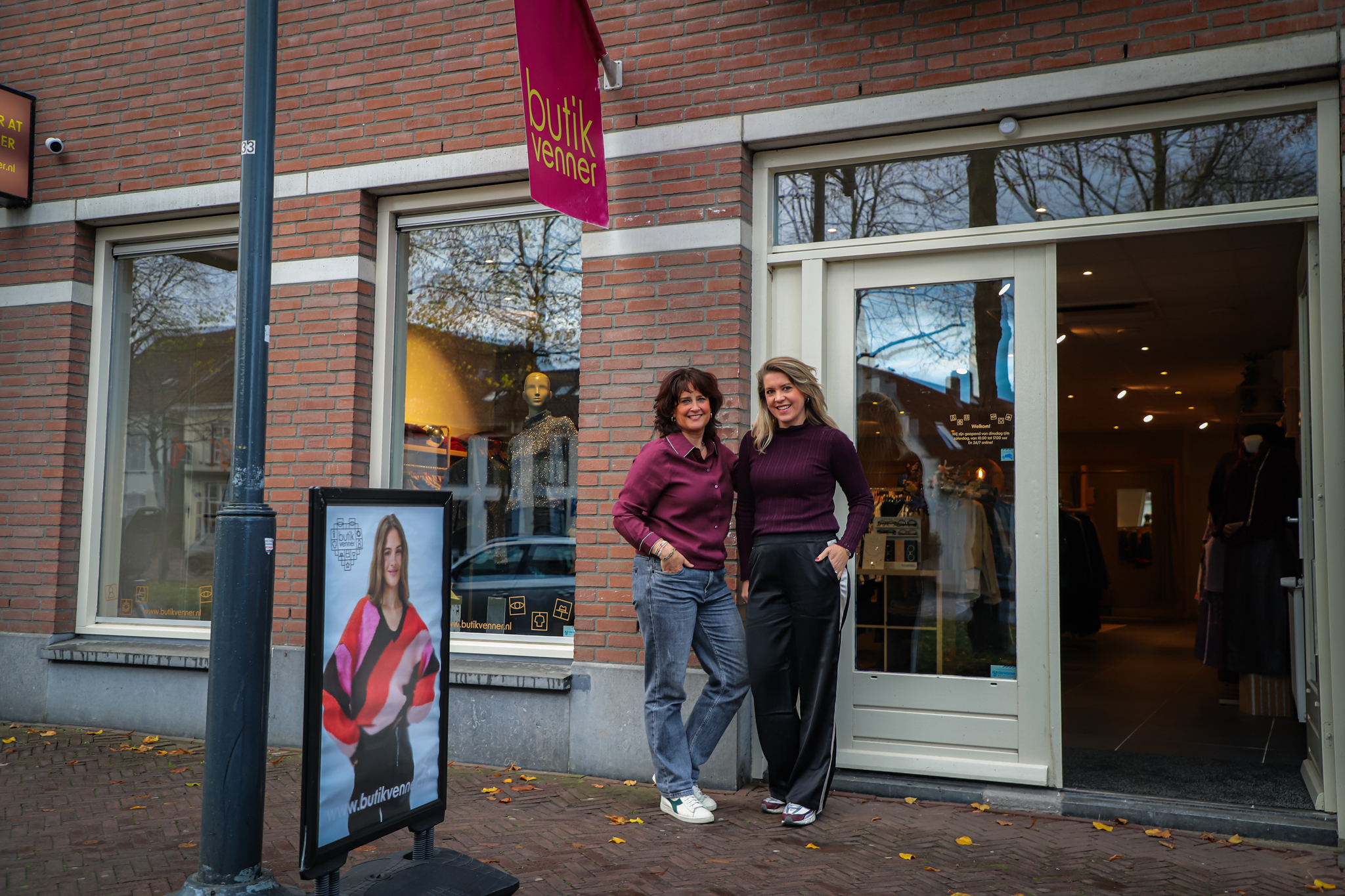Esther en Francis van Butik Venner voor de gevel van hun boutique.